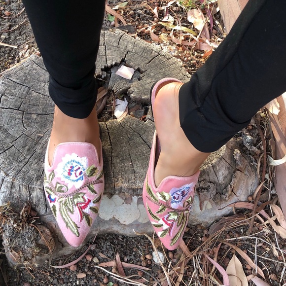 BLUSH POINTY EMBROIDERED VEGAN SUEDE SLIDES - Picture 4 of 7